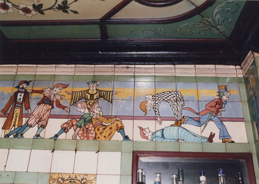 bar, vue partielle du décor mural