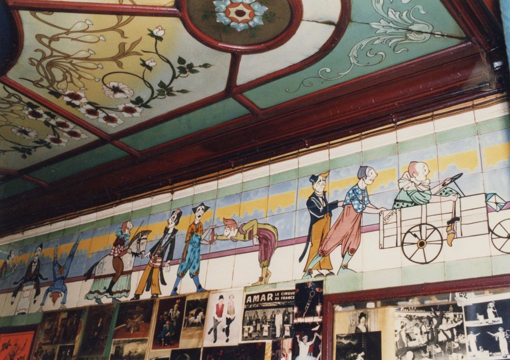 bar, vue partielle du décor mural