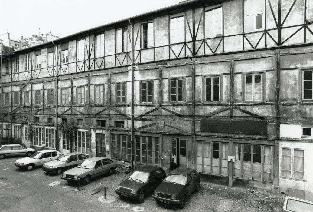 façades sur la 1ère cour, vue partielle