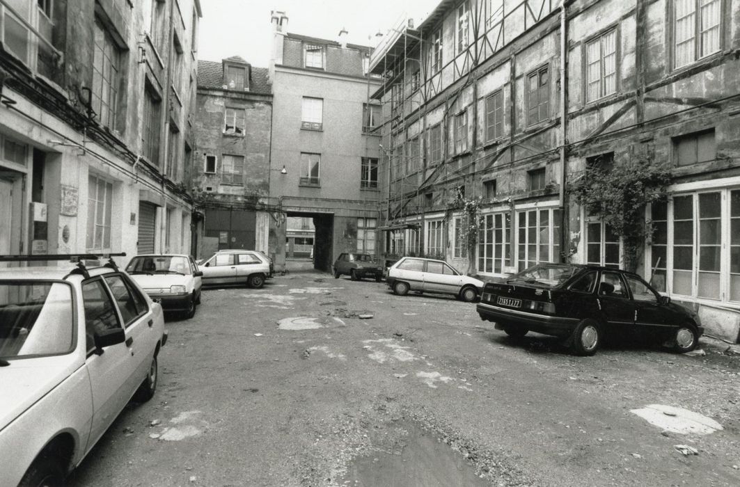 façades sur la 1ère cour, vue partielle