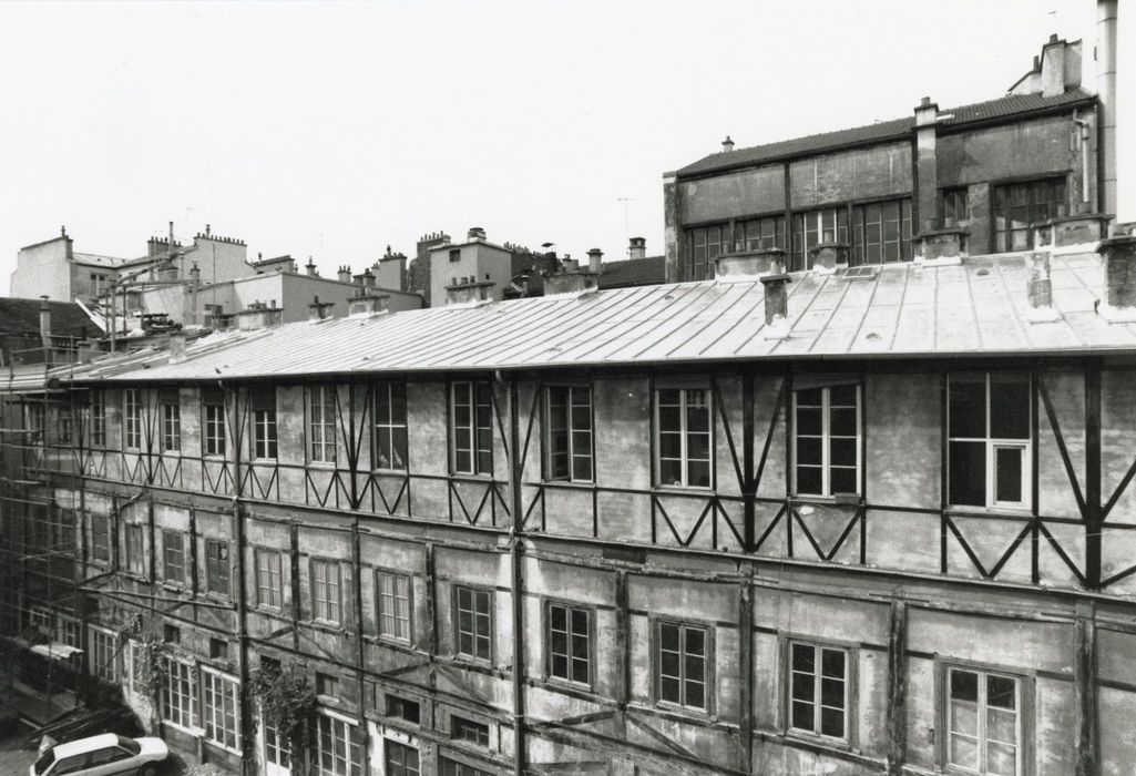 façades sur la 1ère cour, vue partielle