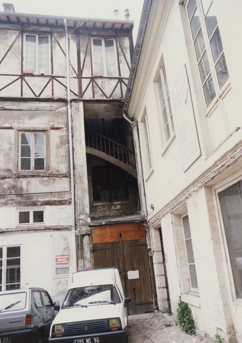 1ère cour, escalier sud-est