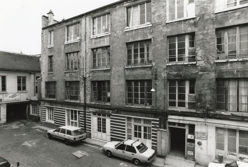 façades sur la 1ère cour, vue partielle