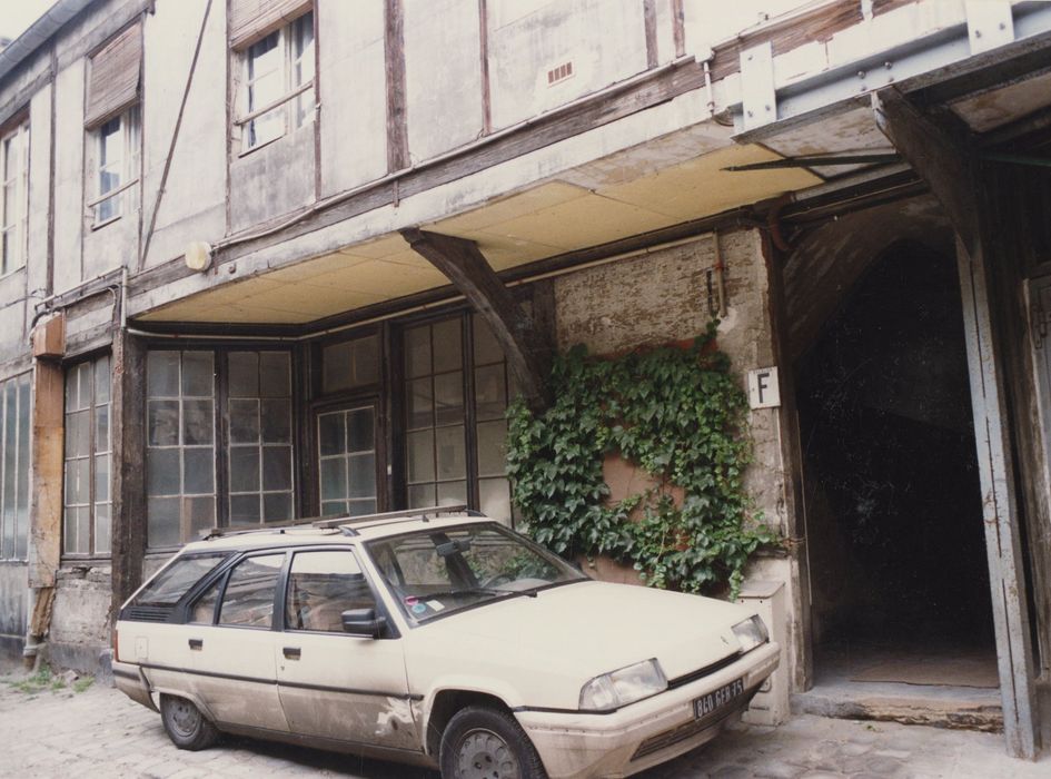 2e cour, vue partielle d’une façade