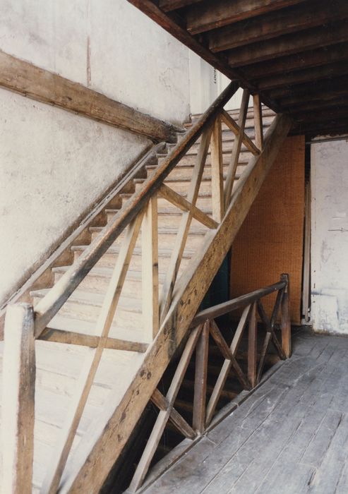 3e cour, escalier d’un des bâtiments