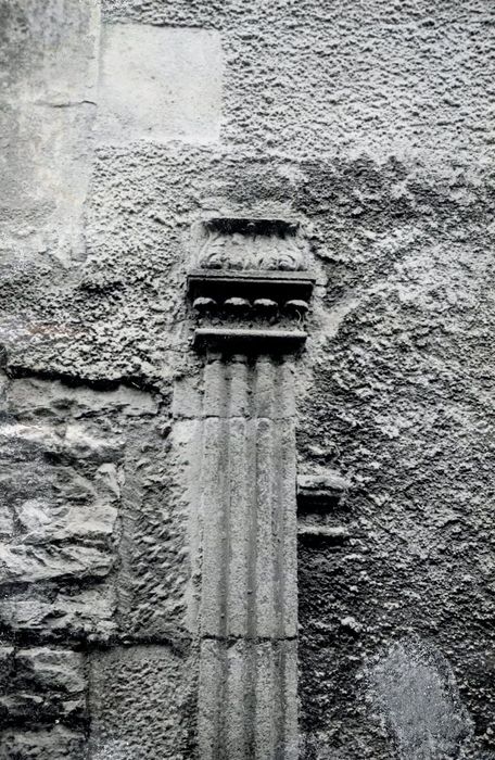 façade sur rue, détail d’un ancien élément décoratif