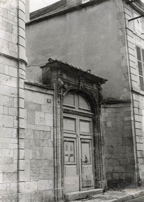 portail monumental sur rue d’accès à la cour intérieure