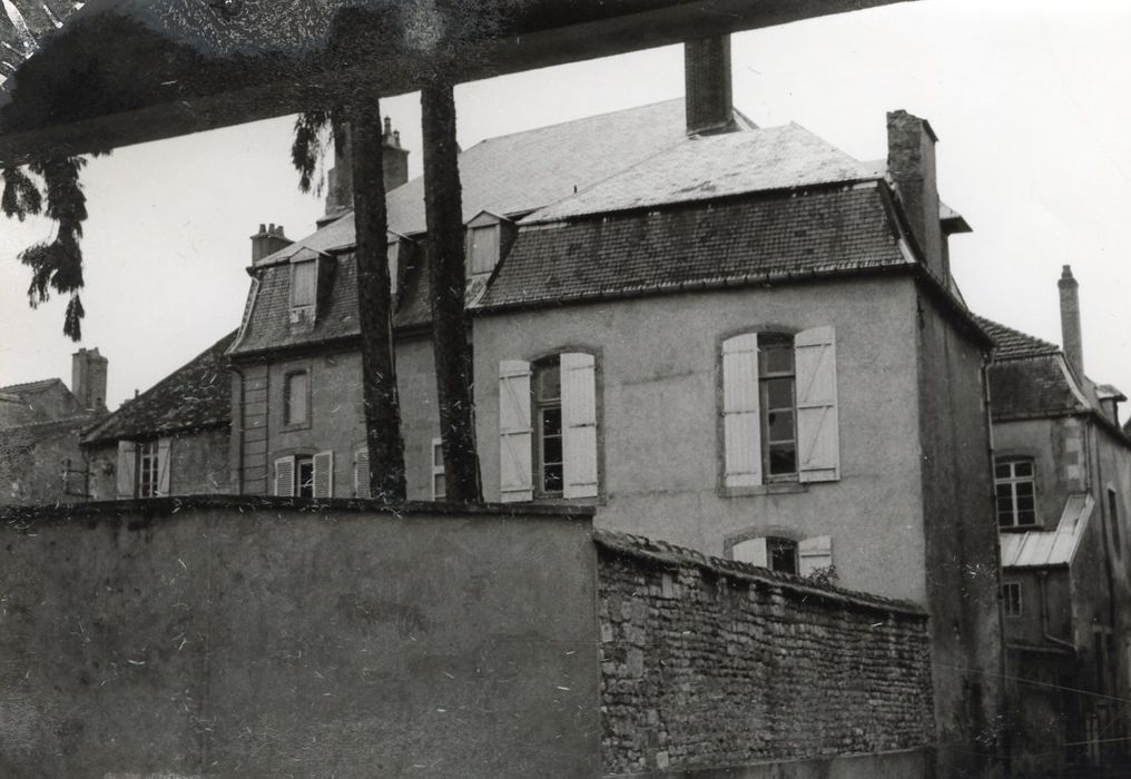 façade sur jardin, vue partielle