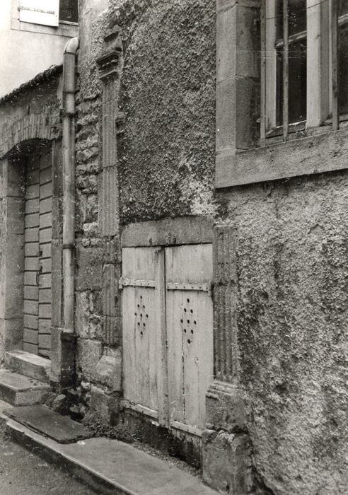 façade sur rue, détails d’anciens éléments décoratifs