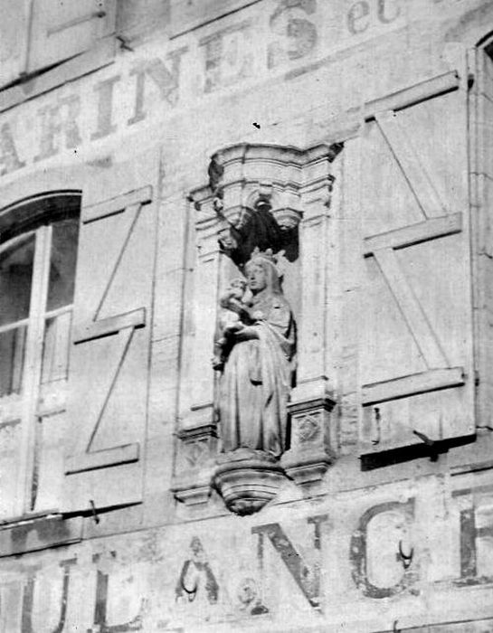 façade sur rue, détail de la niche