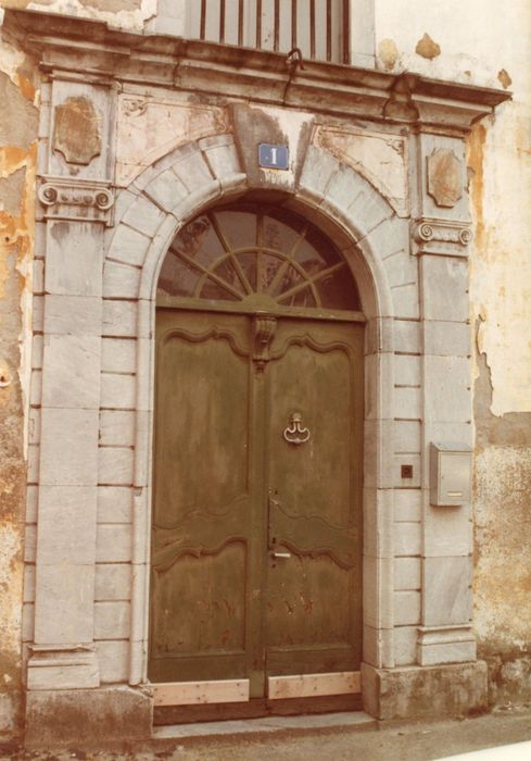 façade antérieure, porte d’accès