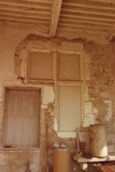 façade ouest, galerie du rez-de-chaussée, ancienne fenêtre à meneaux