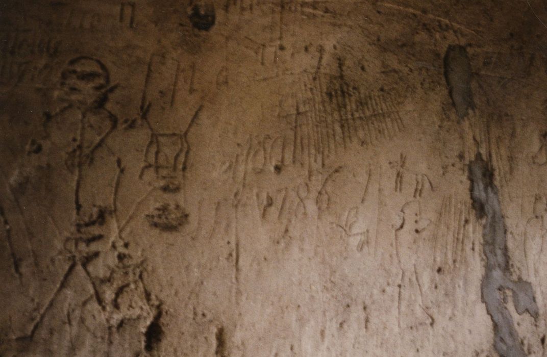 escalier, dernier palier, détail des graffiti