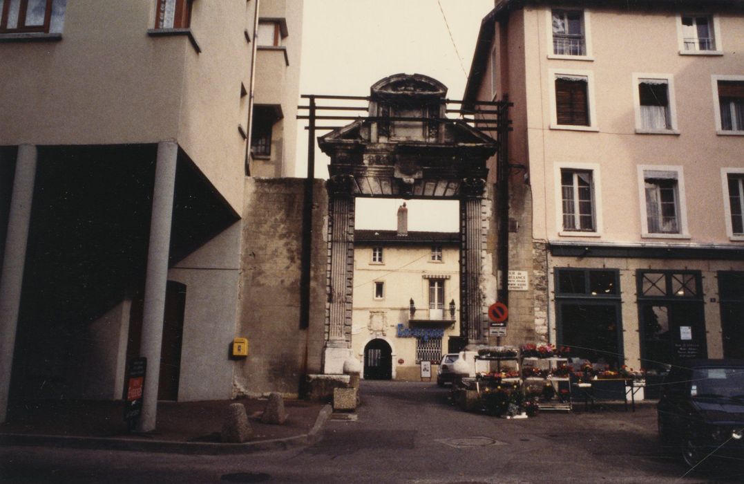 portail monumental sur rue d’accès à la cour d’honneur, dite porte de l’Ambulance