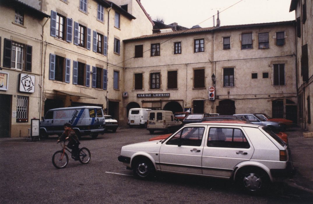 cour d’honneur, ailes est et sud, façades ouest et nord, vue partielle