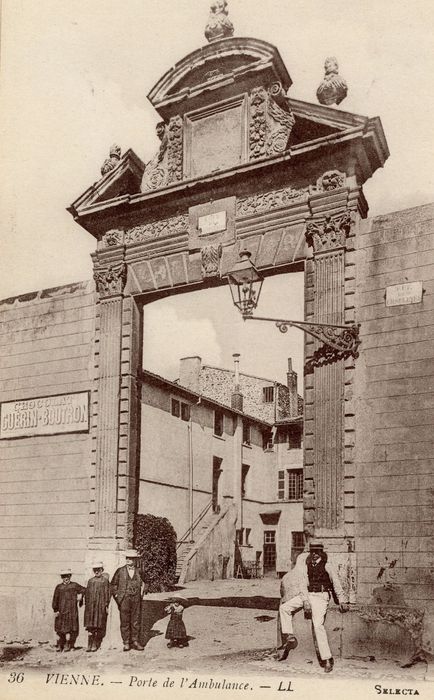 portail monumental sur rue d’accès à la cour d’honneur, dite porte de l’Ambulance, élévation ouest