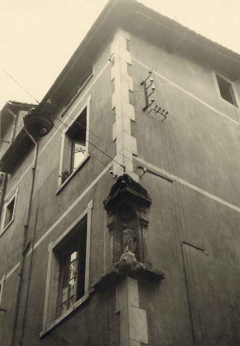 angle des façades sur rues, détail de la niche et de la statue de la Vierge à l’Enfant