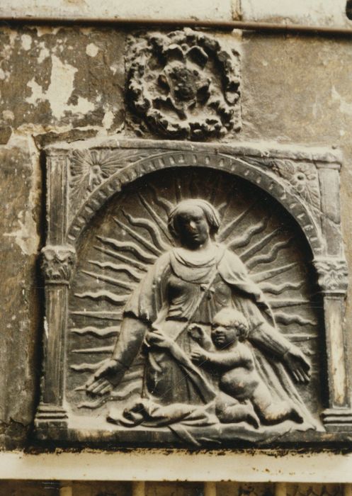 passage entre la rue et la cour intérieure, détail d’un bas-relief : Vierge à l’Enfant