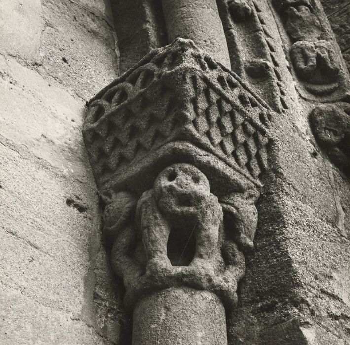 portail d’accès ouest, détail d’un chapiteau sculpté