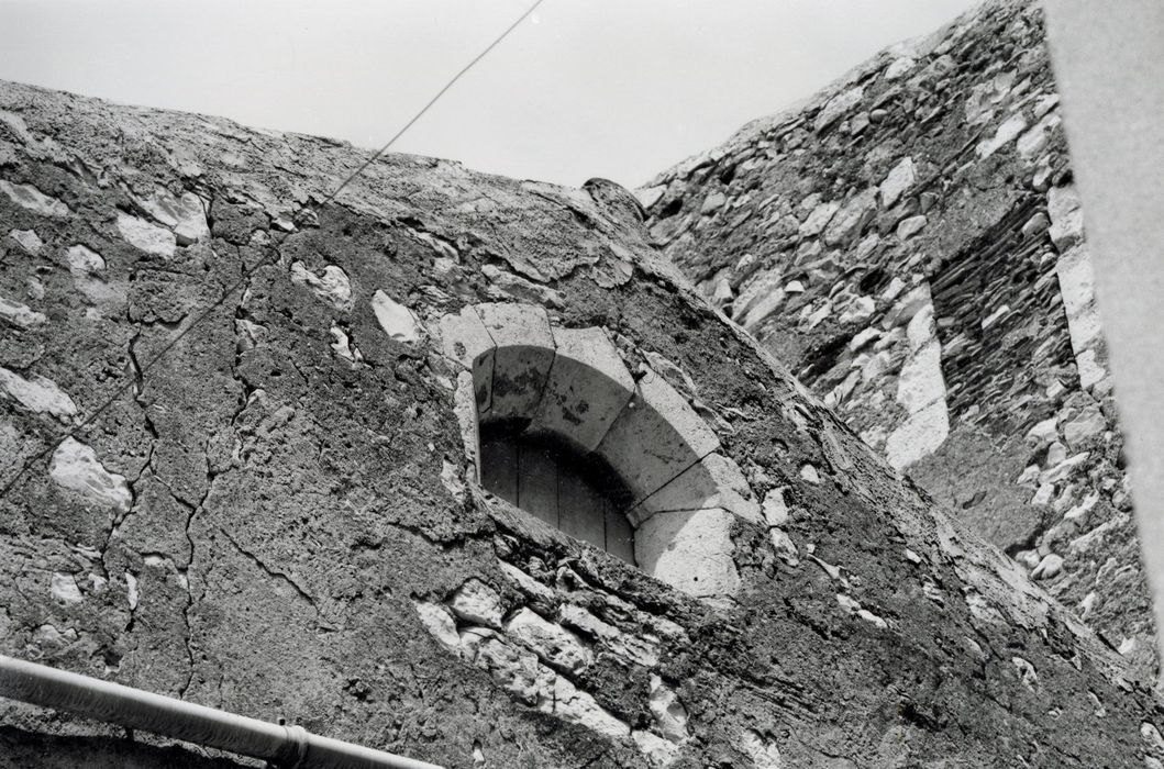 façade sud, détail de la fenêtre sommitale