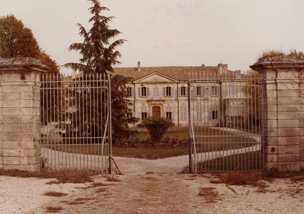 grille d’accès ouest à la cour d’honneur