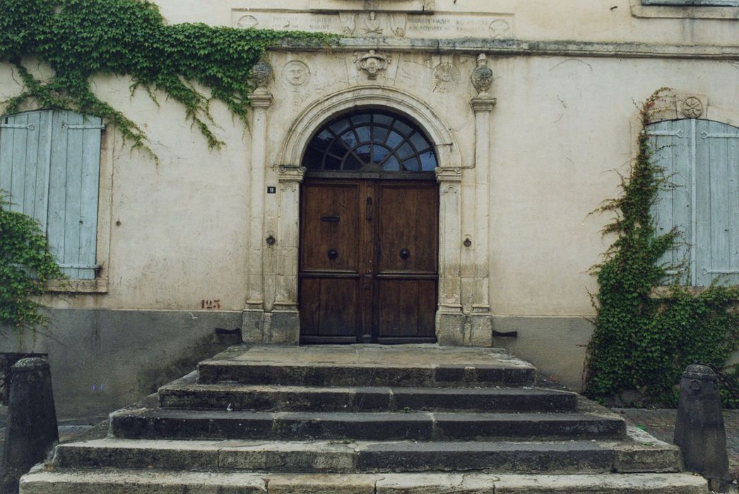 porte d’accès est sur rue