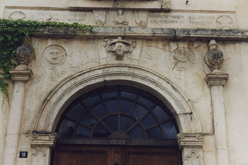 porte d’accès est sur rue, vue partielle