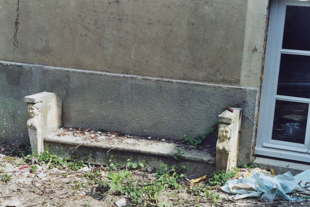 cour intérieure, détail d’un banc