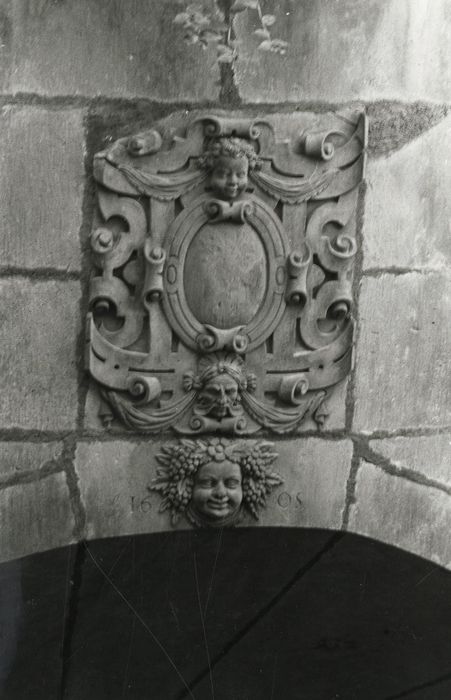 cour intérieure, tourelle nord-ouest, détail d’un cartouche