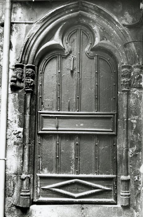 cour intérieure, porte d’accès