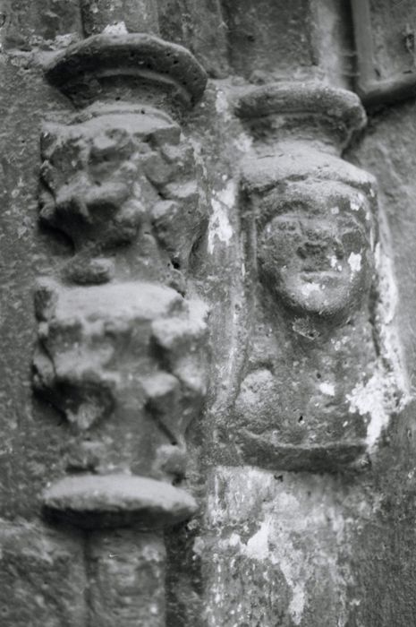 cour intérieure, porte d’accès, détail des éléments décoratifs