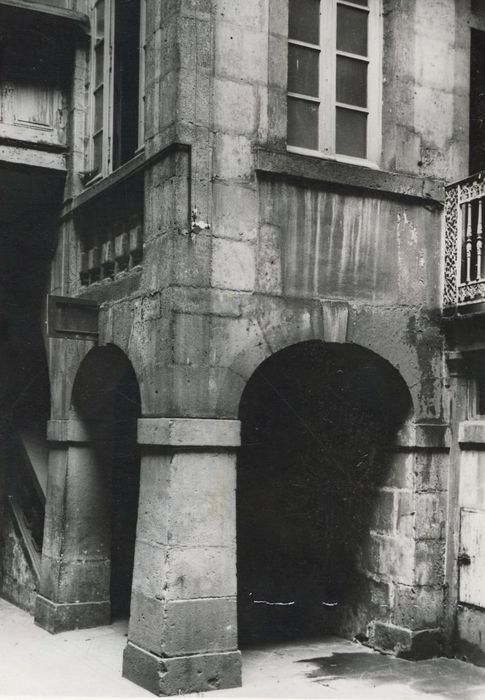 cour intérieure, arcades précédant l’escalier