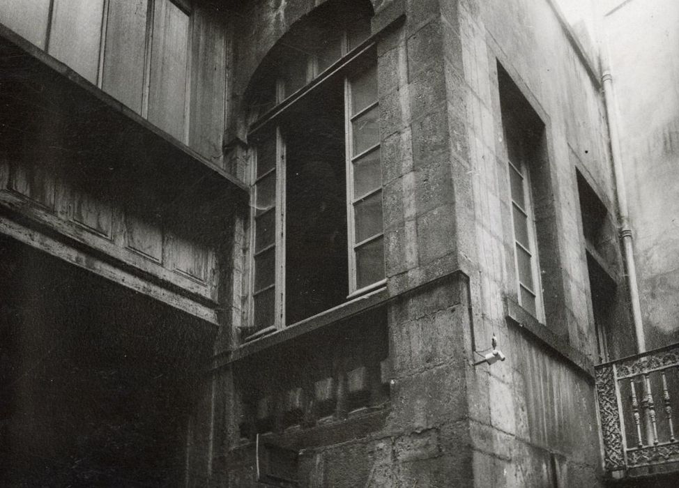 cour intérieure, tour d’escalier, vue partielle