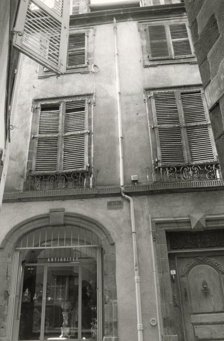 façade sur rue, vue partielle