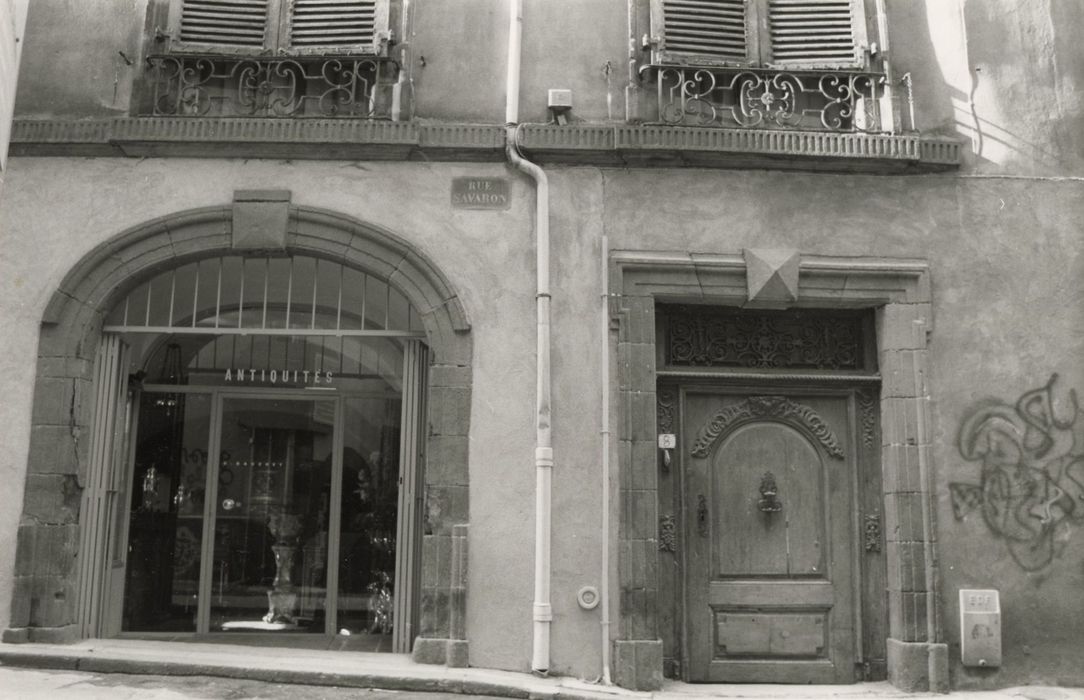 façade sur rue, vue partielle