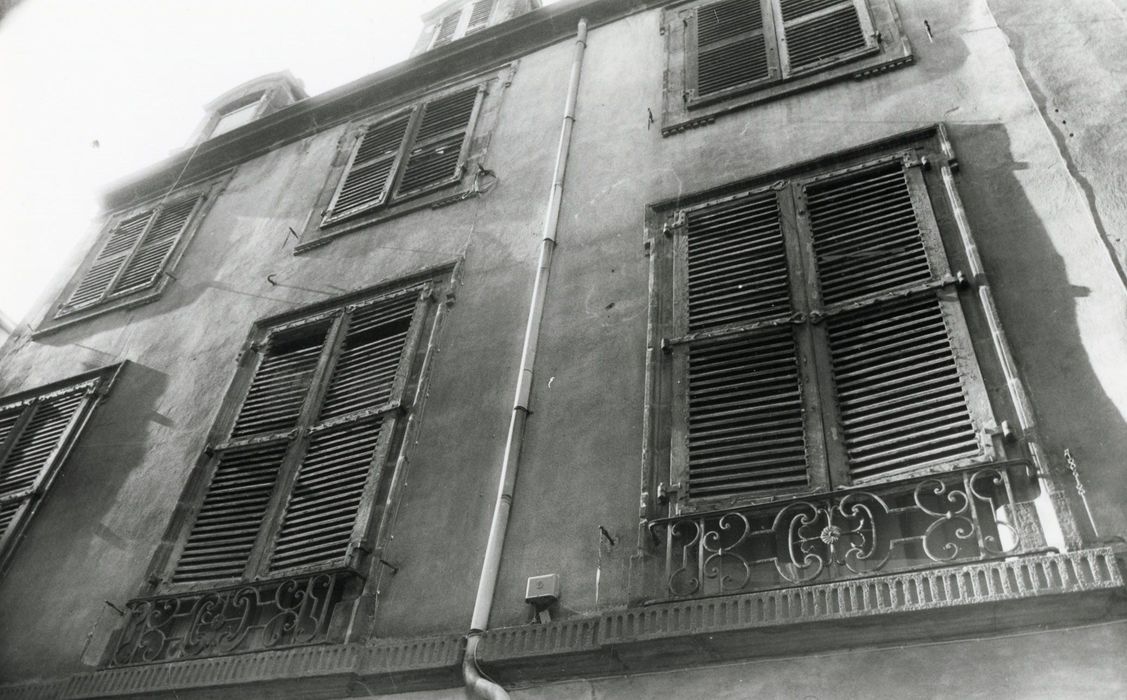 façade sur rue, vue partielle