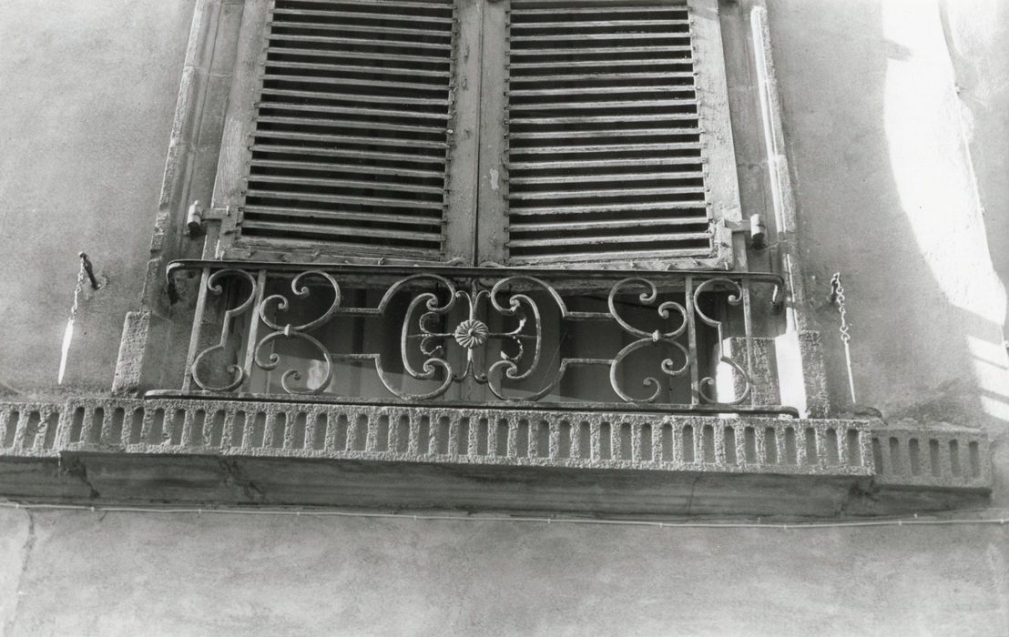 façade sur rue, détail d’un appui de fenêtre