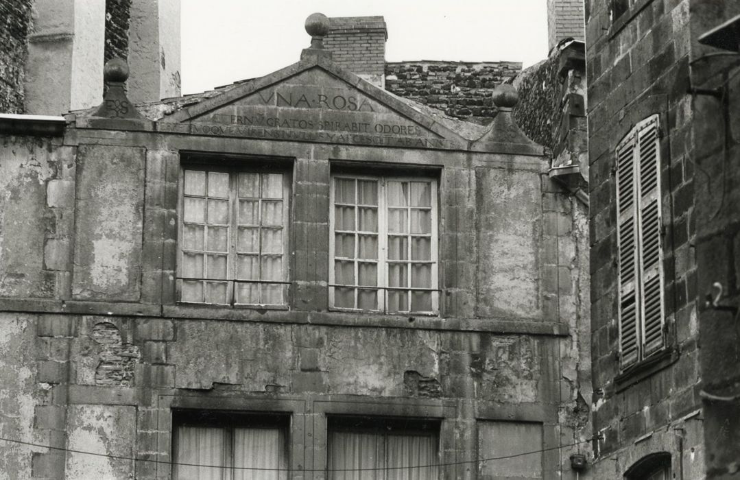 façade sur rue, vue partielle