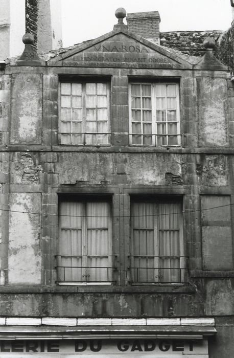 façade sur rue, vue partielle