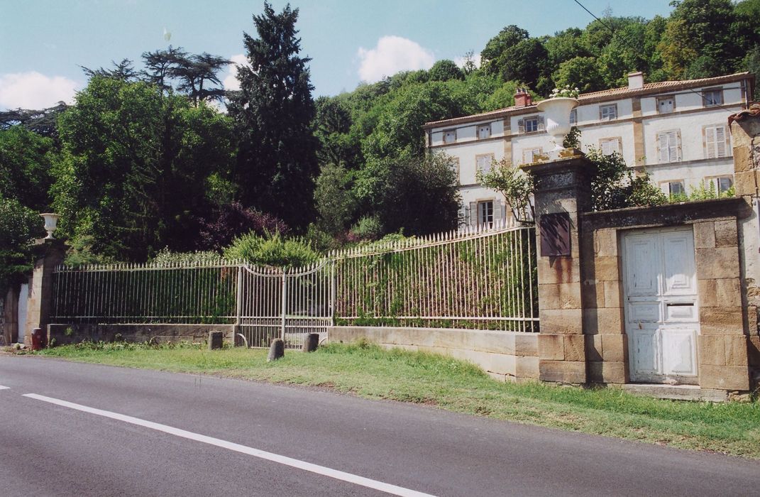 grille d’accès sud à la cour d’honneur