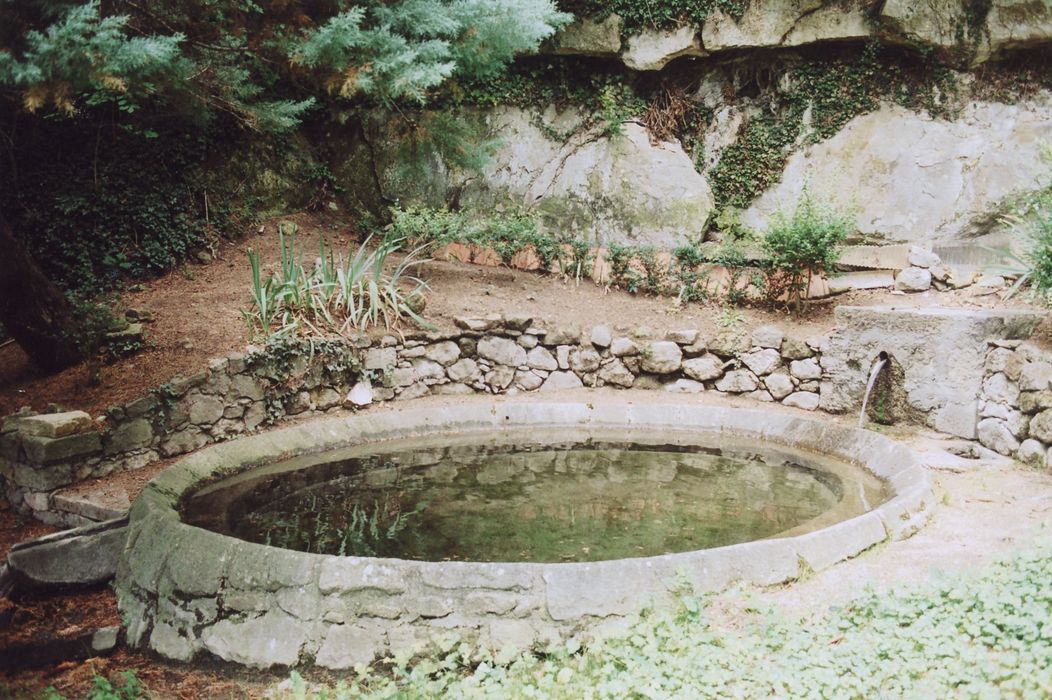 parc, bassin des libations et de purification avec pierre des fièvres