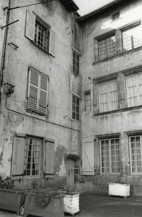 façades sur rue, vue partielle