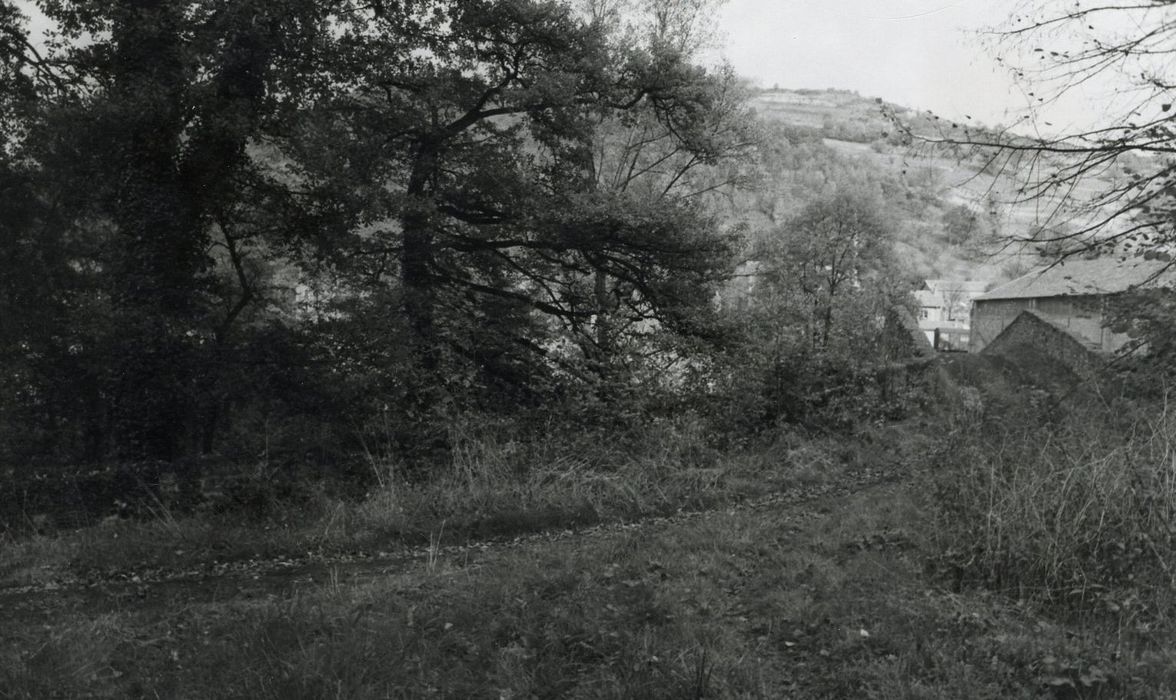 évasement du parapet à l’entrée du pont, rampe ouest