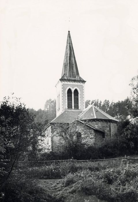 vue partielle de l’église dans son environnement depuis l’Est