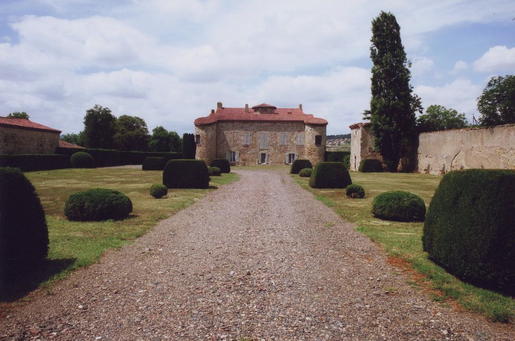 vue générale du château dans son environnement depuis l’Est