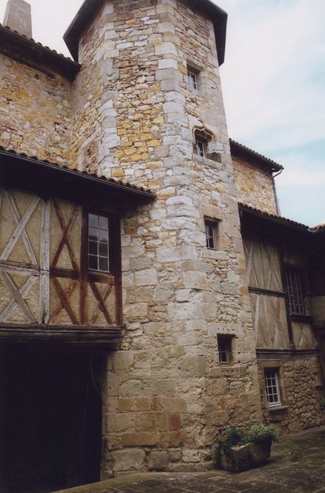 cour intérieure, aile ouest, tourelle d’escalier