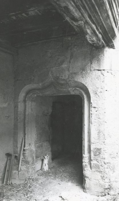 cour intérieure, porte d’accès à la tourelle d’escalier