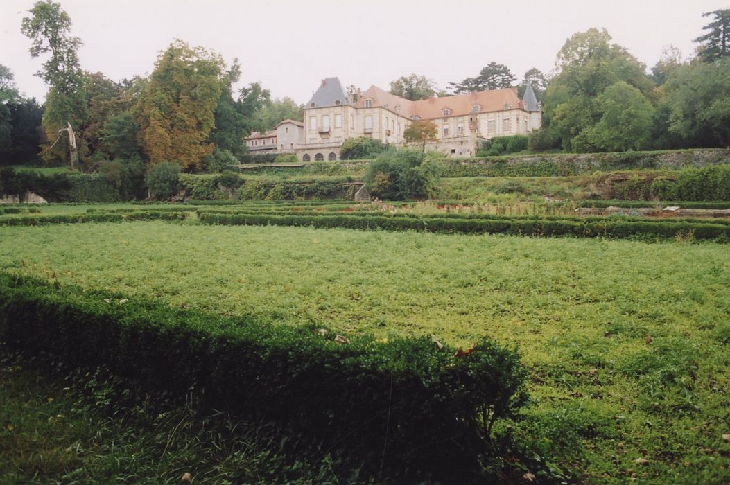 vue générale du château dans son environnement depuis le Sud-Est