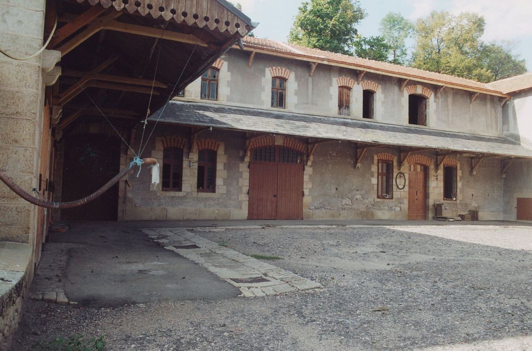 communs, façade sud