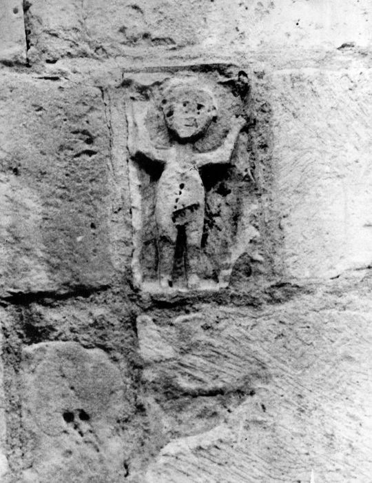 chapelle, mur nord, détail d’un bas-relief sculpté (remploi)